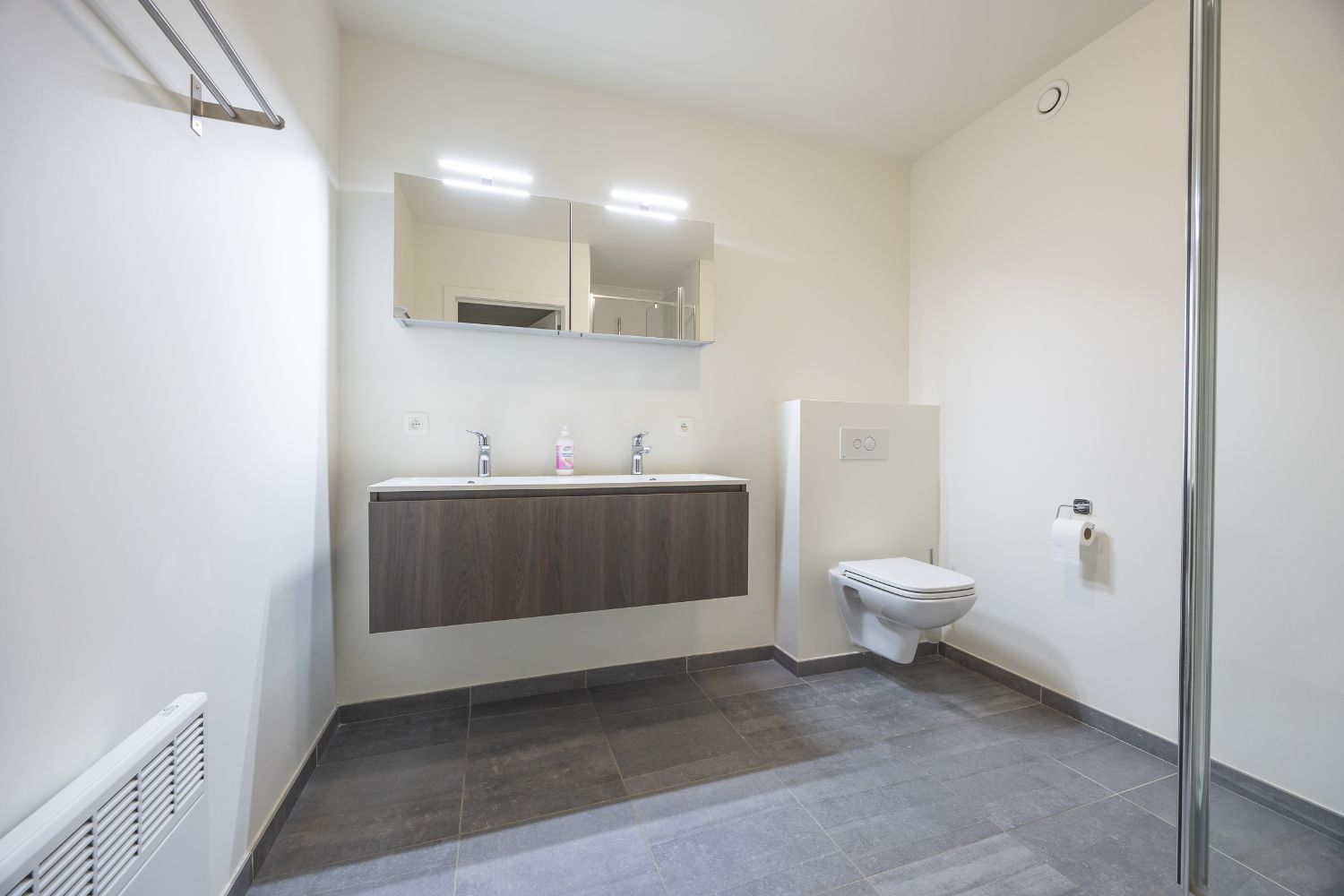 Modern gerenoveerd ruim appartement vlakbij het strand van Bredene foto 10