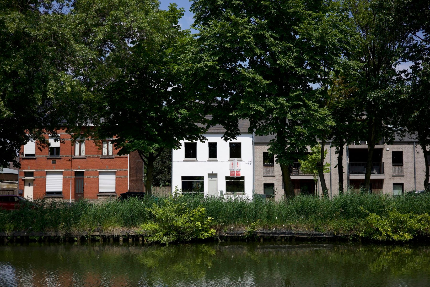 Hoofdfoto van de publicatie: Ruim renovatieproject (226m²) met tuin aan kanaal