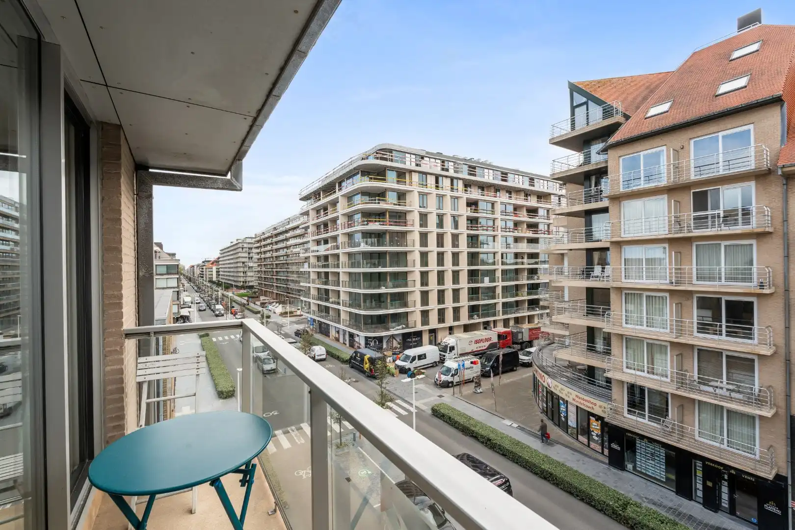 Modern gemeubeld 2 slaapkamerappartement met garage TE KOOP foto 3