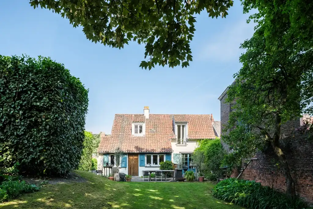 Hoofdfoto van de publicatie: Charmante gezinswoning met oprit en dubbele garage op een rustig perceel van ca. 1632 m²