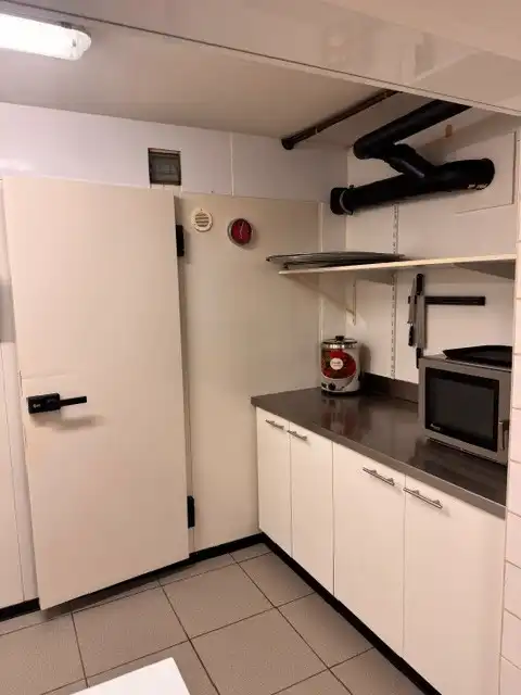 Dit handelspand, gebouwd in 2008, beschikt over een totale bruikbare oppervlakte van 143 m² en werd jarenlang uitgebaat als succesvolle broodjeszaak. foto 22
