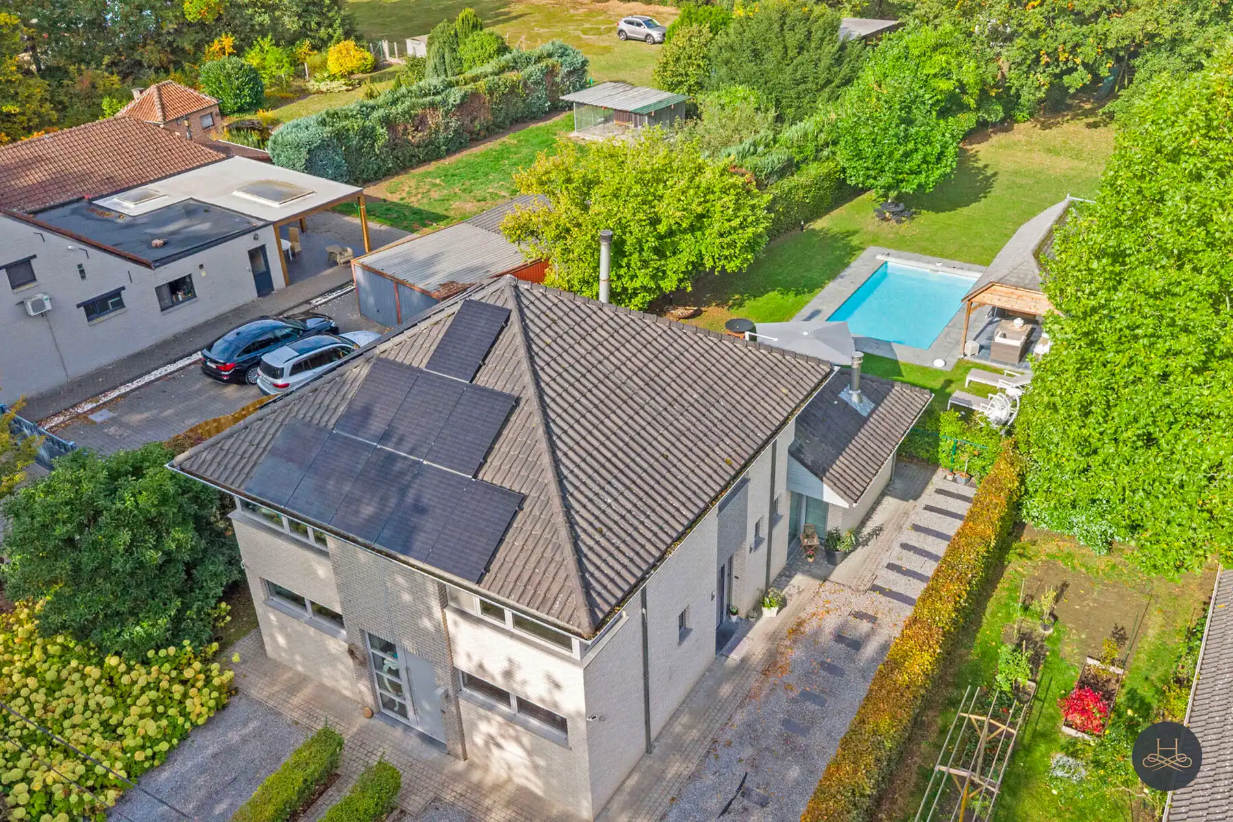 Indrukwekkende villa met zwembad en fraai aangelegde tuin foto 3