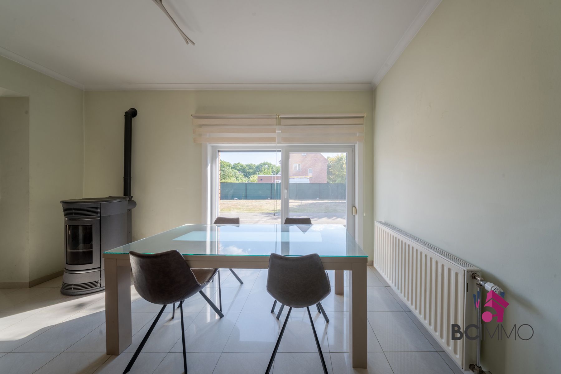 Halfopen woning met garage, zonnepanelen en ruime oprit foto 10