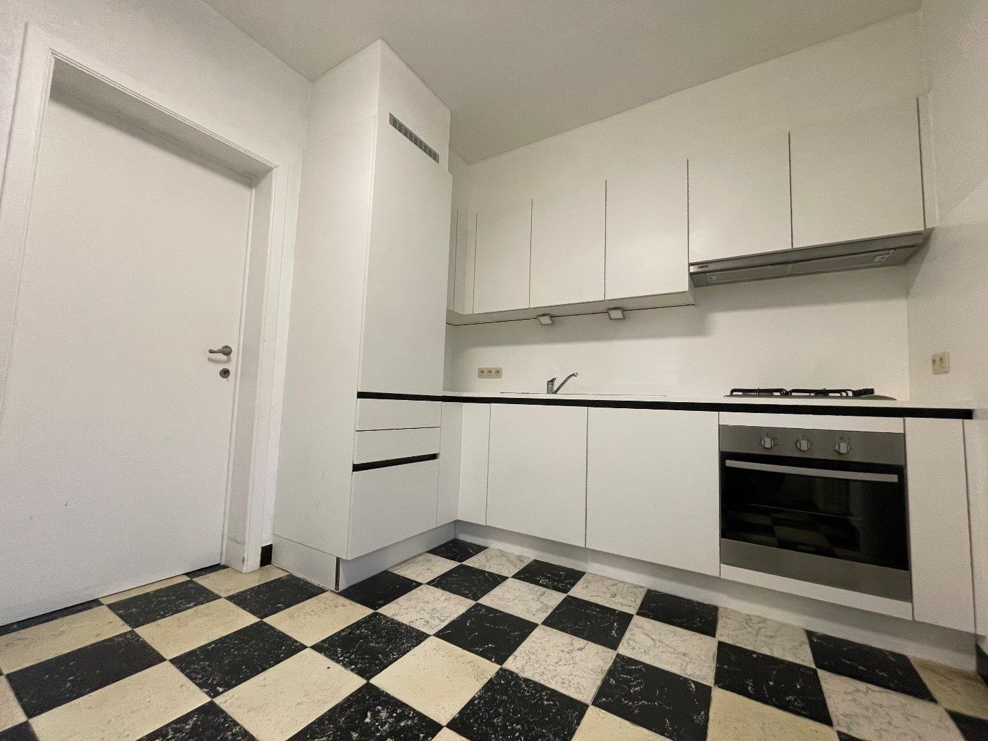 Grote woning met mogelijks vier kamers, garage en ruime tuin foto 9