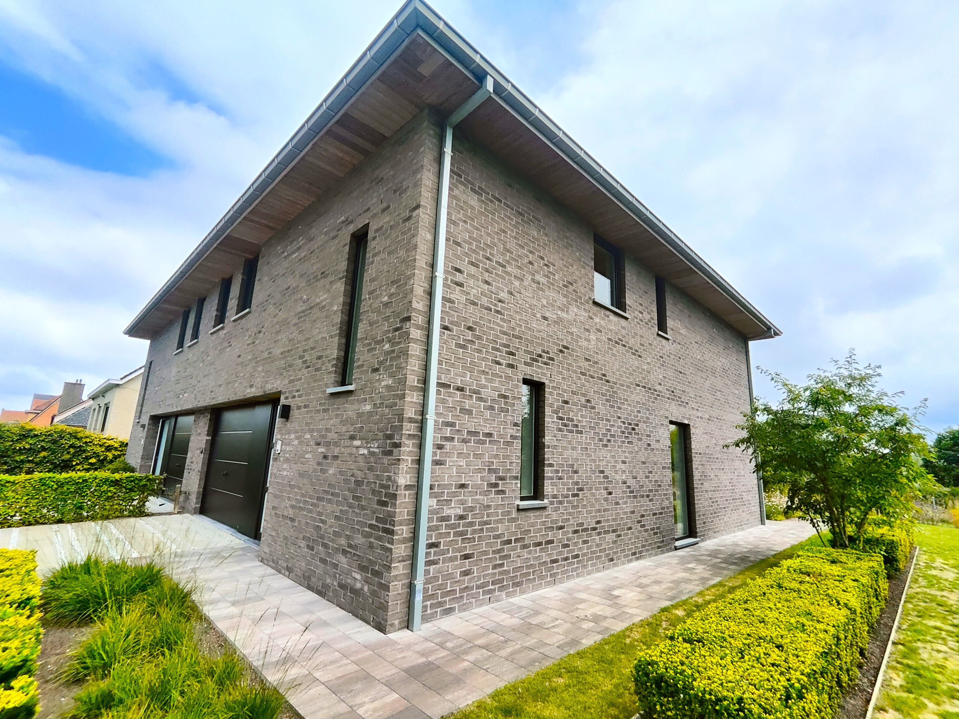 Nieuwbouw half-open woning te koop vlak aan de duinen en het strand, in een rustige woonwijk te Oostende, nabij natuurgebieden. foto 4