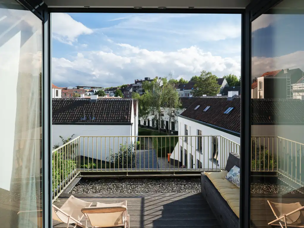 Instapklare stadswoning met tuin en dakterras nabij de Coupure foto 2