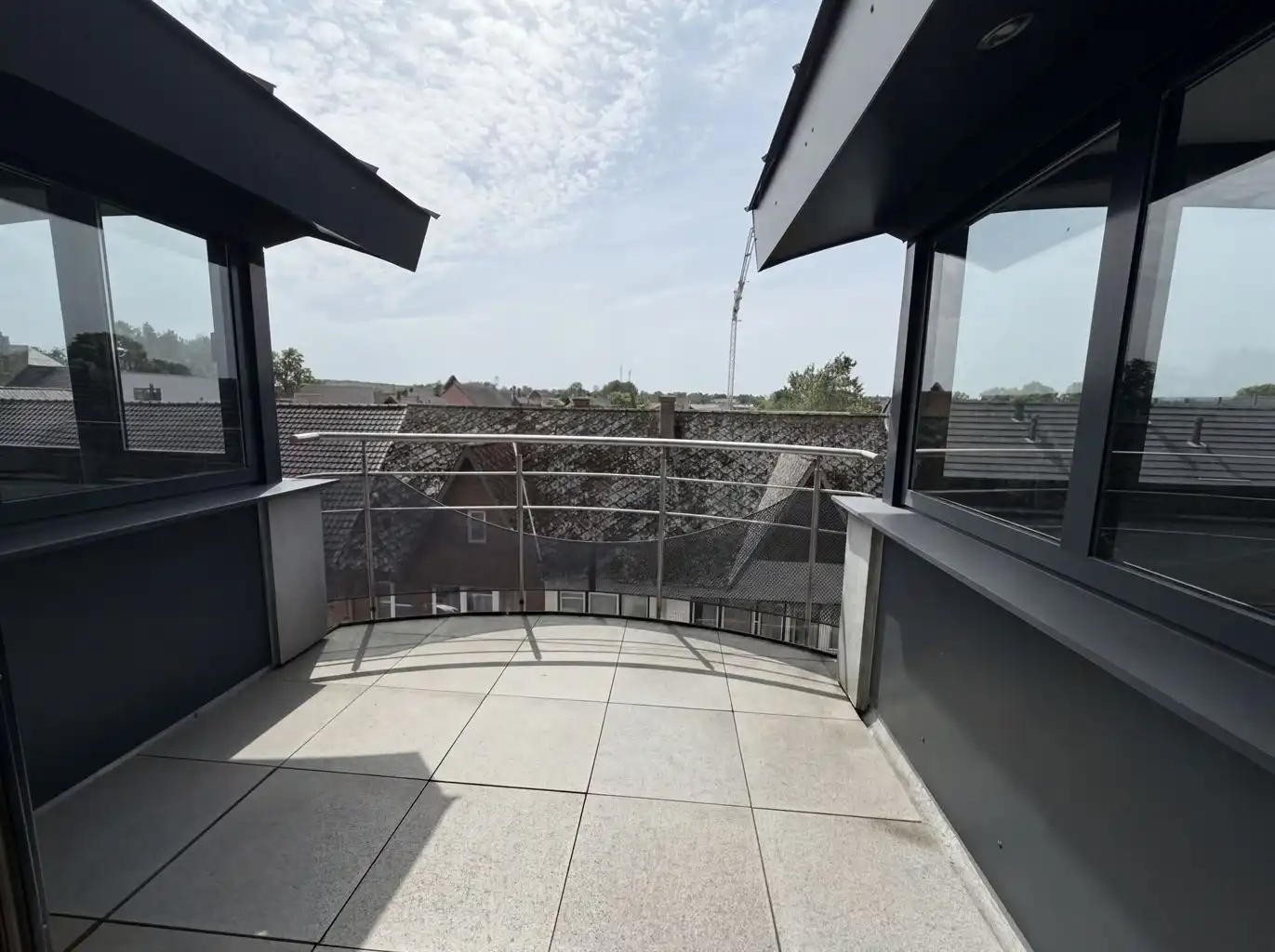 Zeer ruim en stijlvol 1-slaapkamer appartement met extra polyvalente ruimte en terrasje in het centrum van Neeroeteren.  foto 5