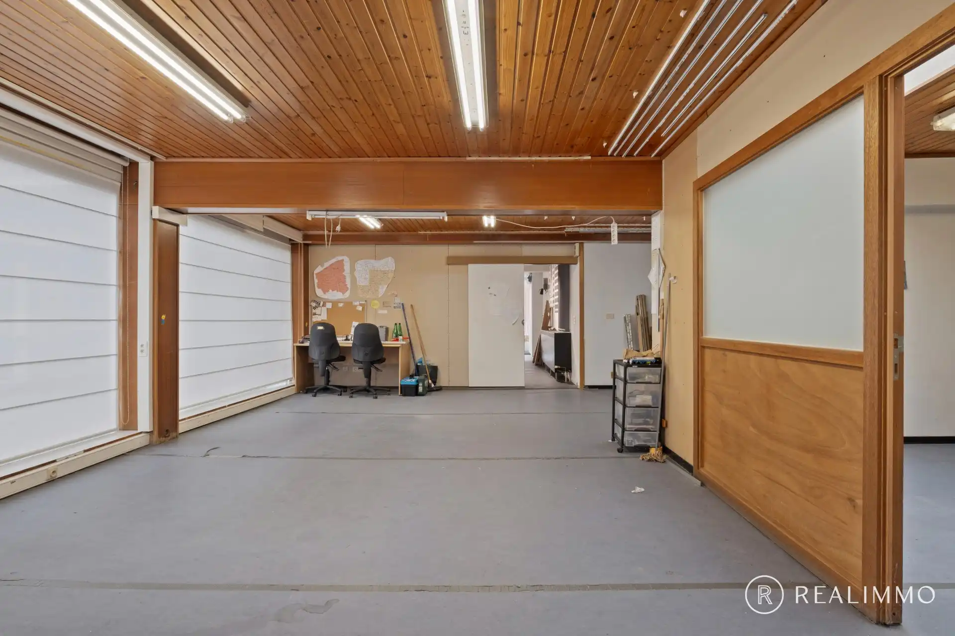 Verrassend ruim handelspand in hartje Kuurne foto 8