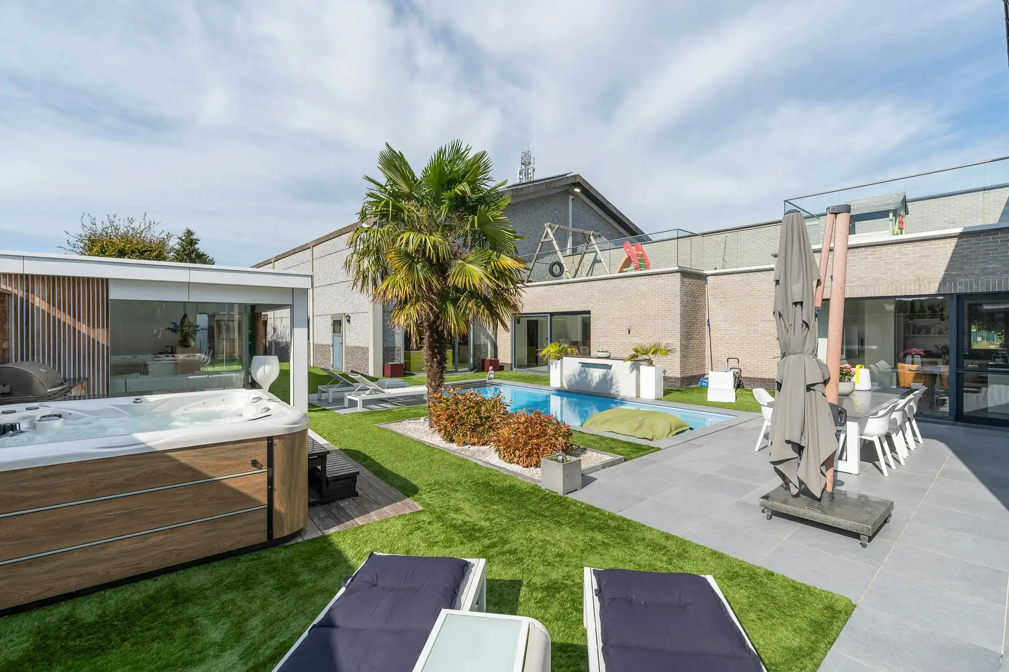 Luxe villa met exclusieve tuin en 600m2 magazijn in KMO-zone foto 40