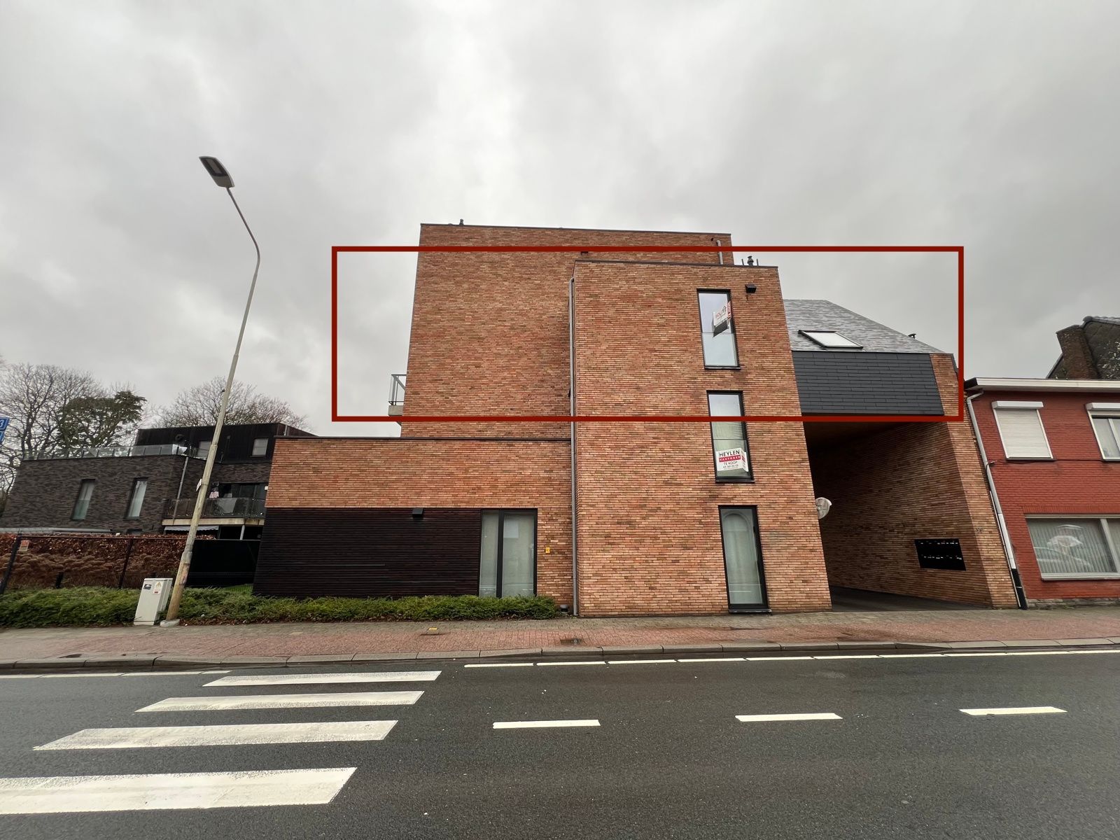 Recent dakapp met 2slpk, terras en parking foto {{pictureIndex}}