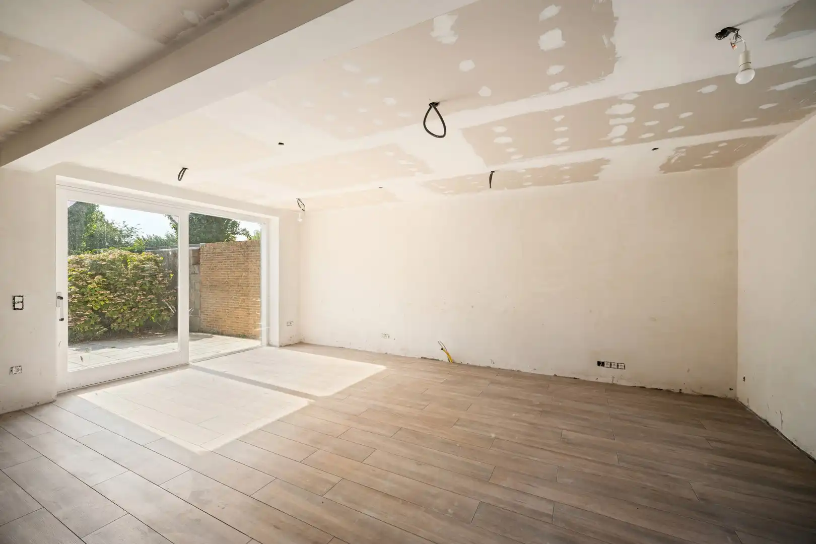 Ruime halfopen woning met 5 slaapkamers, grote tuin en prachtig open zicht in Lapscheure. foto 3