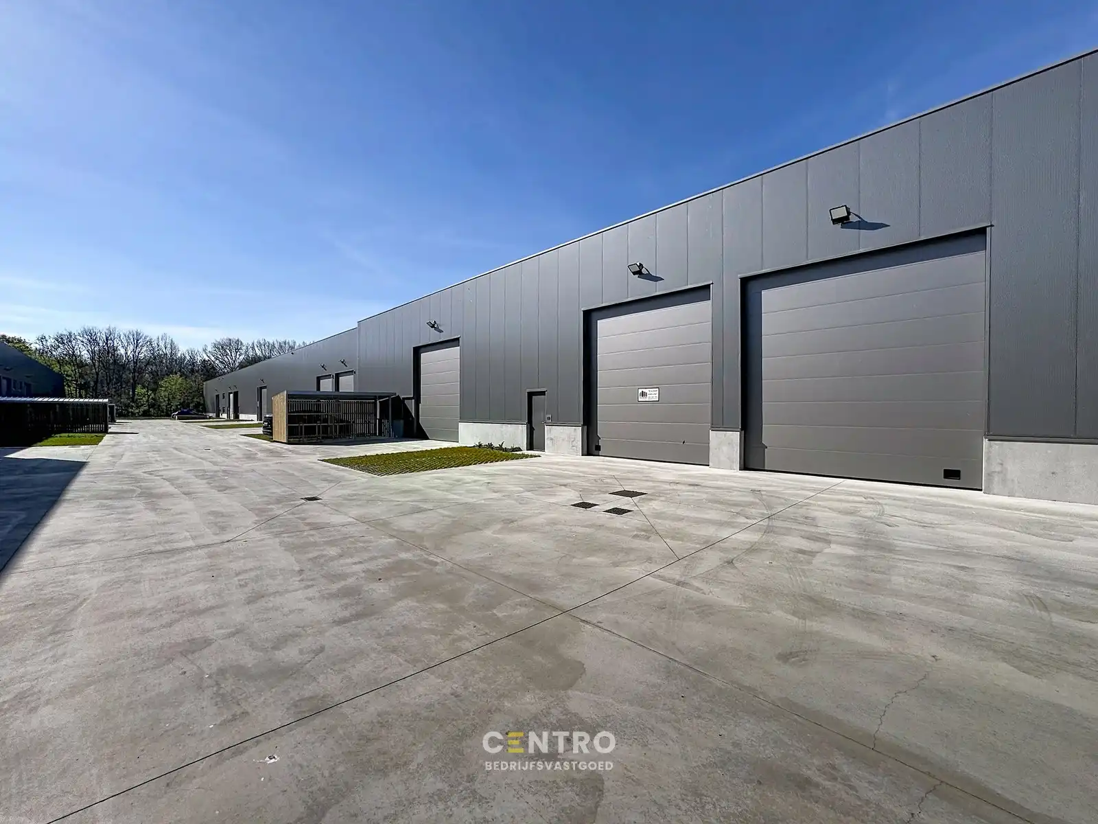 NB KMO-UNIT (227.20m²) met mezzanine (82.17m²) te koop met 2 private parkeerplaatsen voor de deur, elektrische sectionaalpoort en sanitair blok op industriezone "Herdersbrug" te 8000 Brugge foto 2