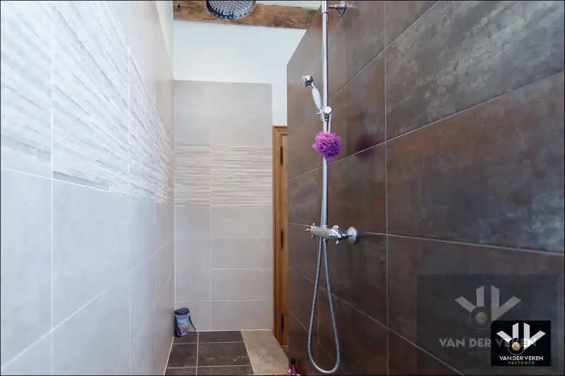 Volledig gerenoveerde, instapklare hoeve met authentieke elementen en sfeer in het hart van Haspengouw - een charmante woning én een ideale locatie om uw evenementenlocatie, B&B, kantoor, ... te vestigen! foto 24