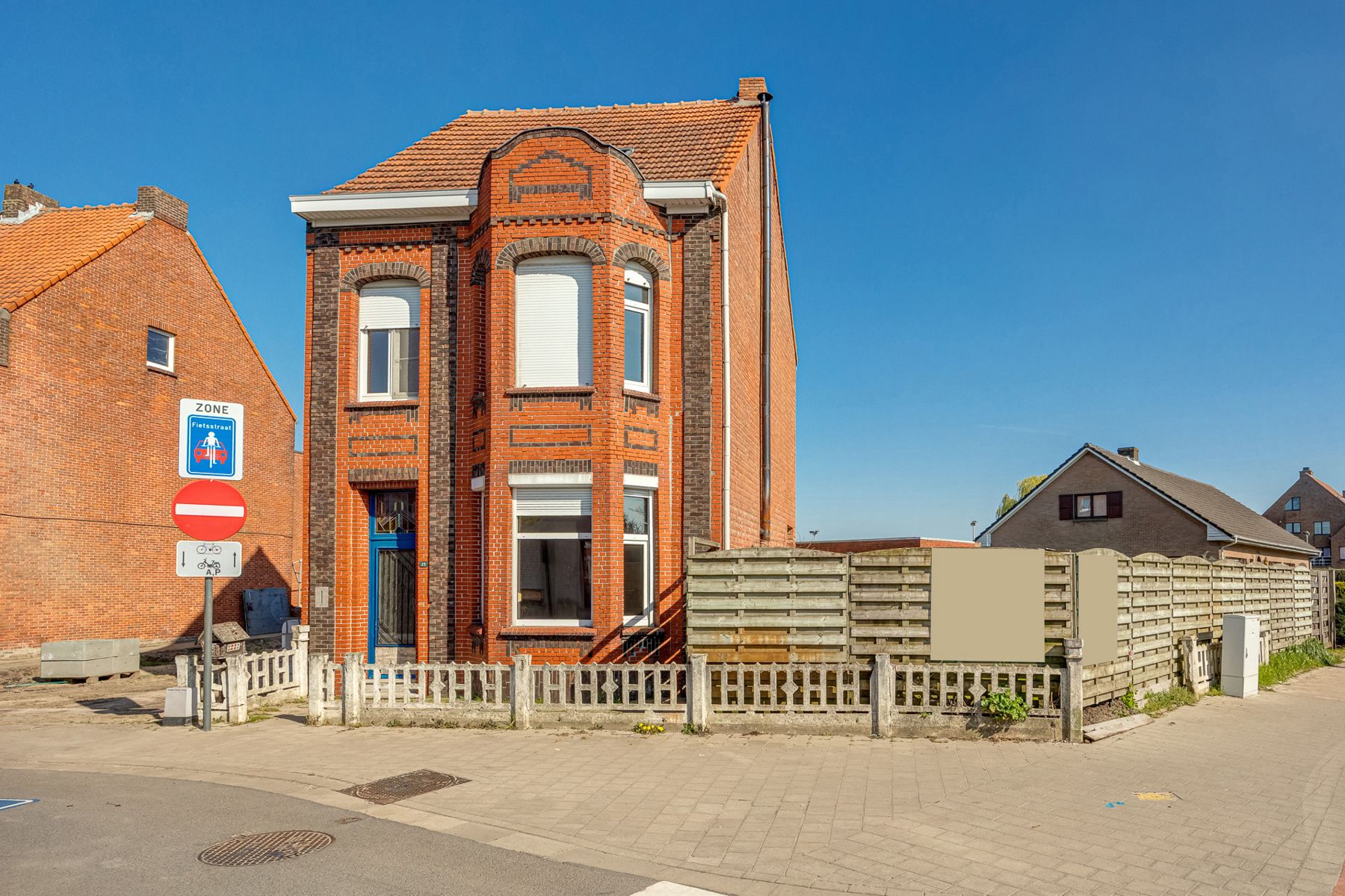 Hoofdfoto van de publicatie: Te renoveren woning met 3 slaapkamers en garage in het centrum in Merksplas.