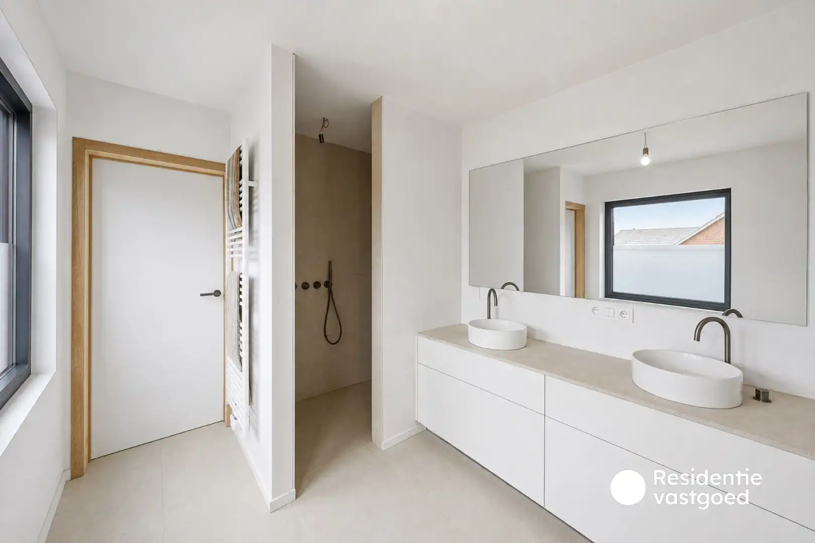 Stijlvolle en energiezuinige halfopen bebouwing met zonnige tuin foto 28