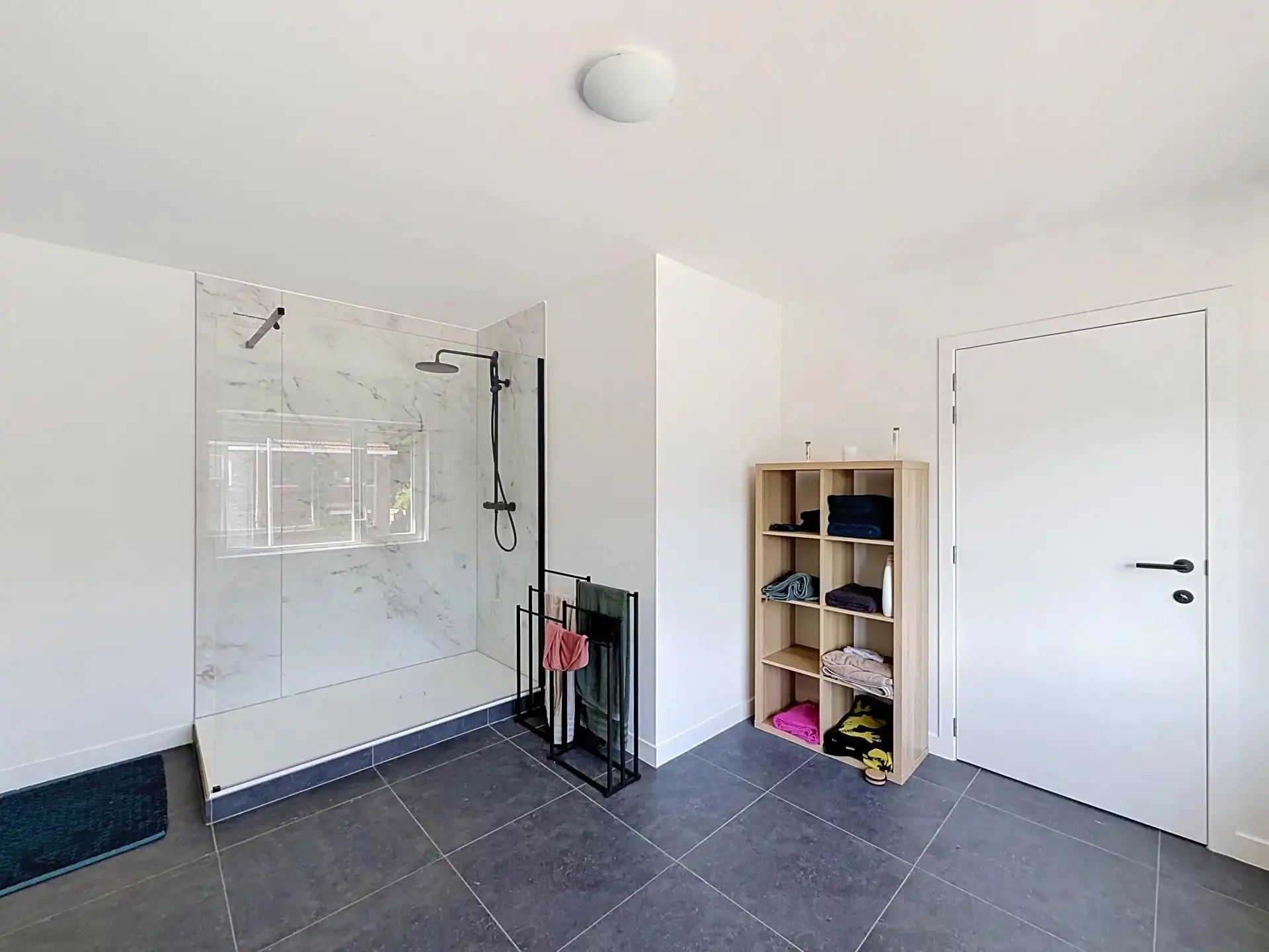 Volledig gerenoveerde woning met 4 slaapkamers op een groot perceel. foto 14