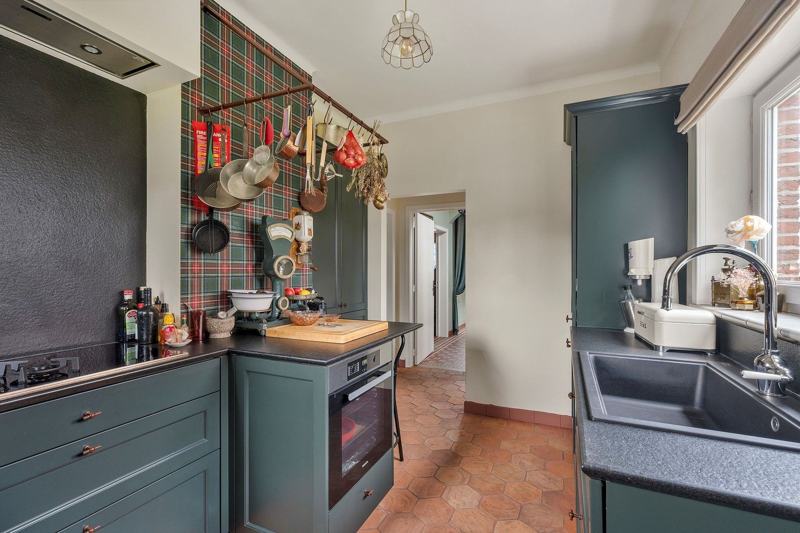 Prachtige karaktervolle, halfopen, robuuste én energiezuinige bel-étage van de jaren '50 met 4 slaapkamers, garage, kelderverdieping en paradijselijke tuin. foto 11