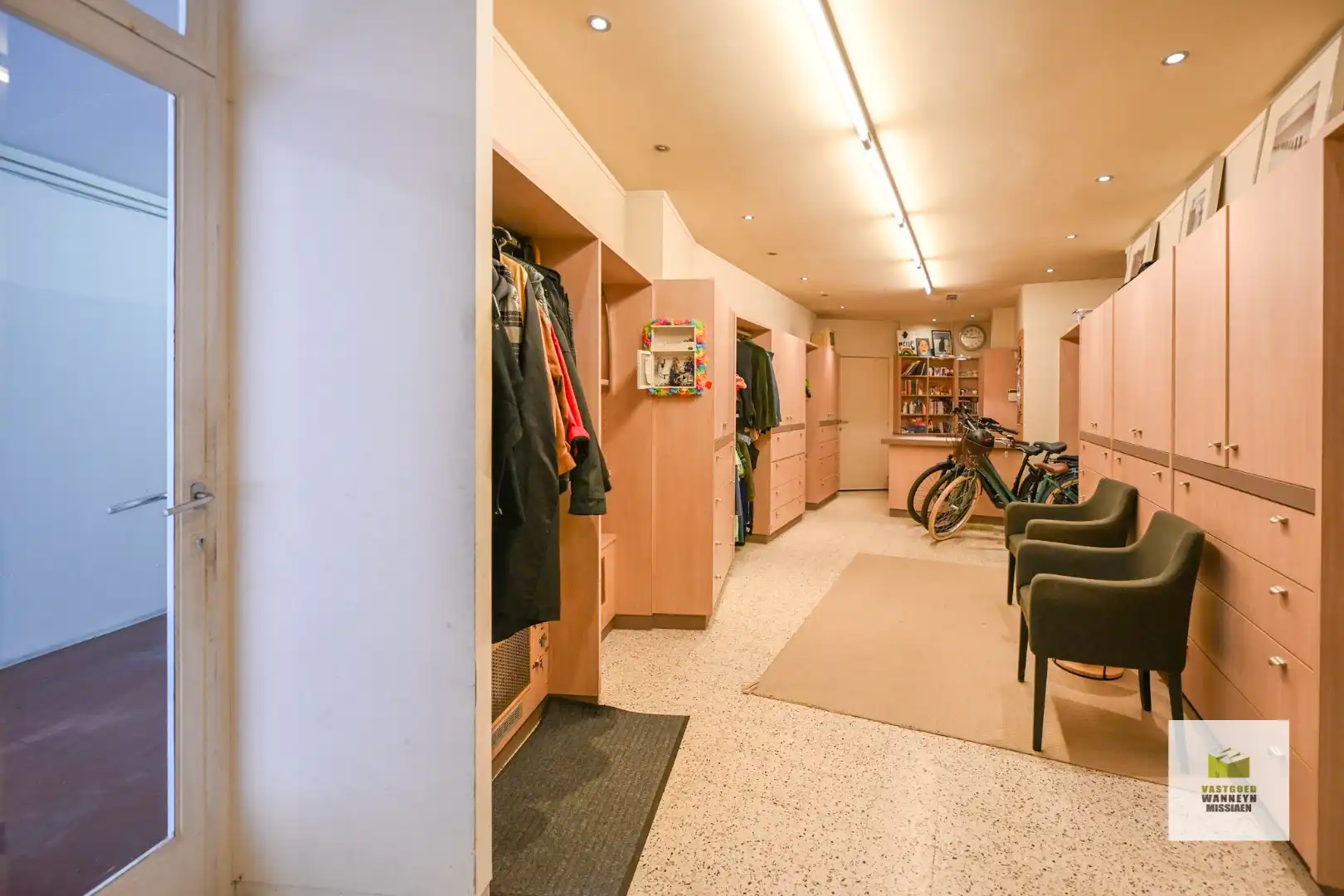 Centraal gelegen gezinswoning met 4 slaapkamer en ruim (230m2) polyvalent bijgebouw te Wingene foto 2