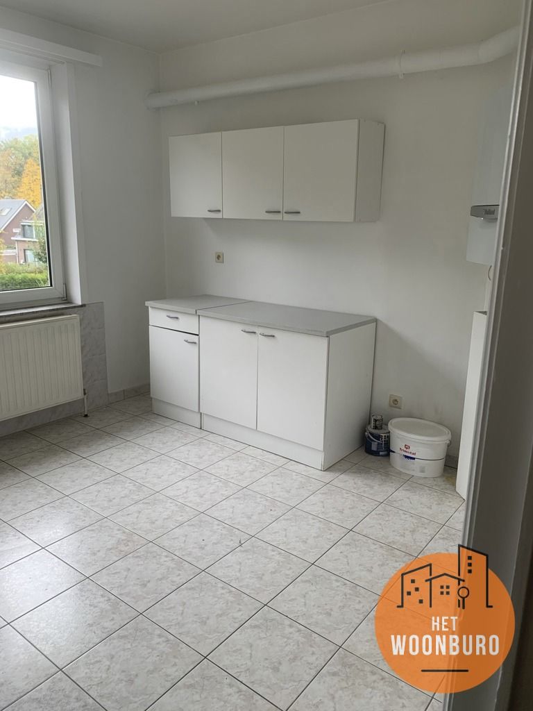 Appartement 1e Verd. + kelder + buitenstaanplaats foto 3