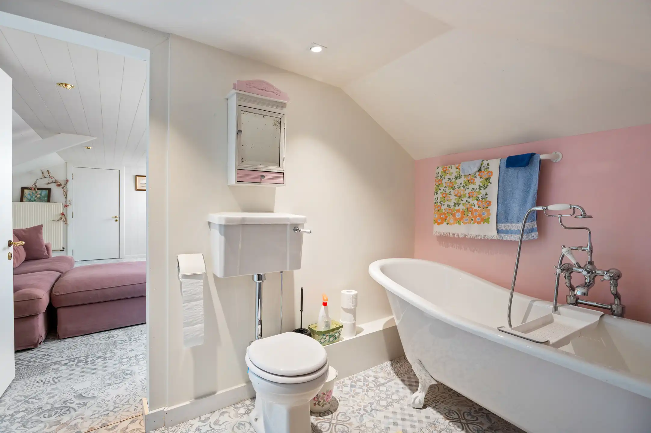 Mooie open bebouwing met knappe tuin in een rustige woonwijk foto 14