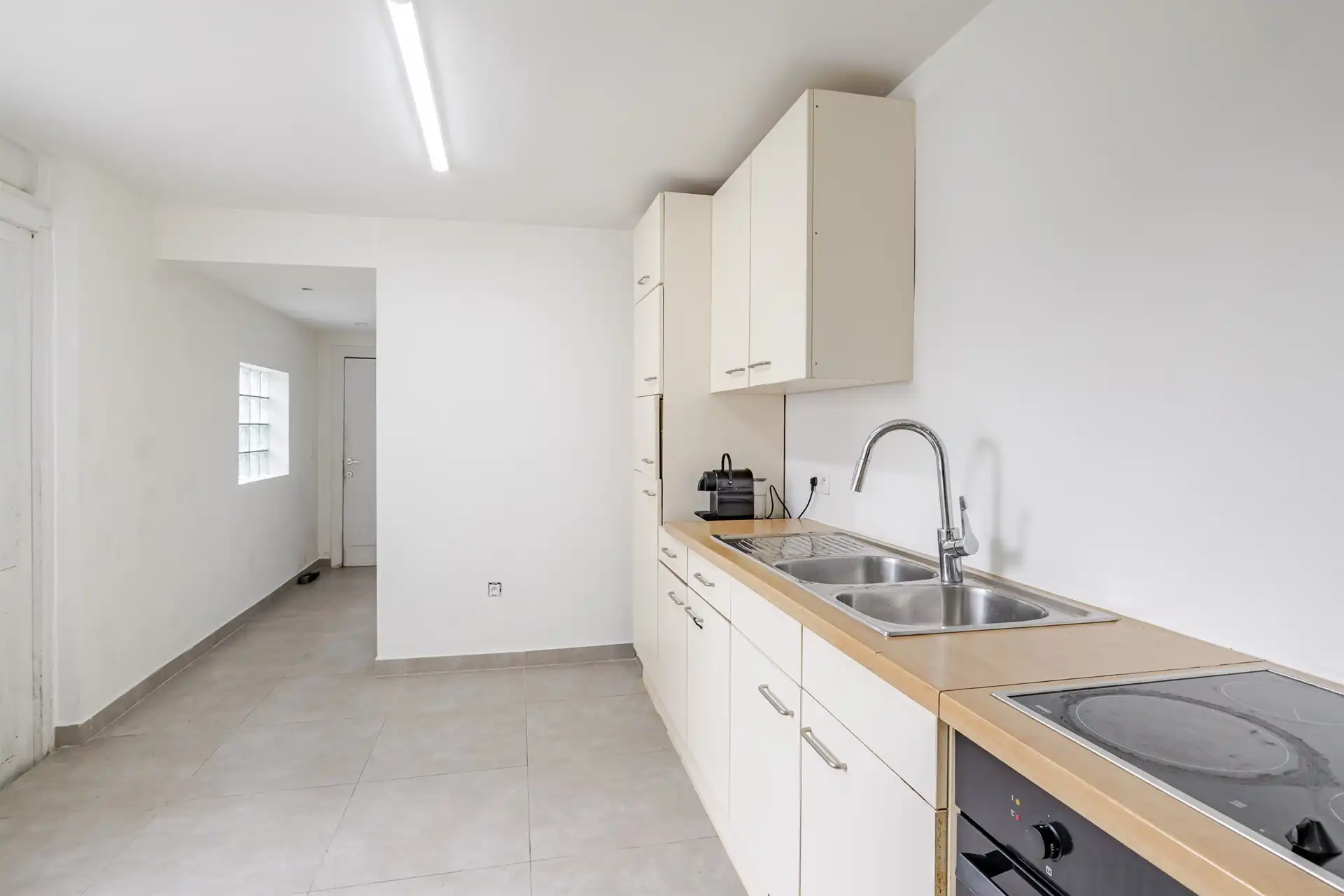 Deels gerenoveerde woning met drie slaapkamers te Erembodegem foto 7