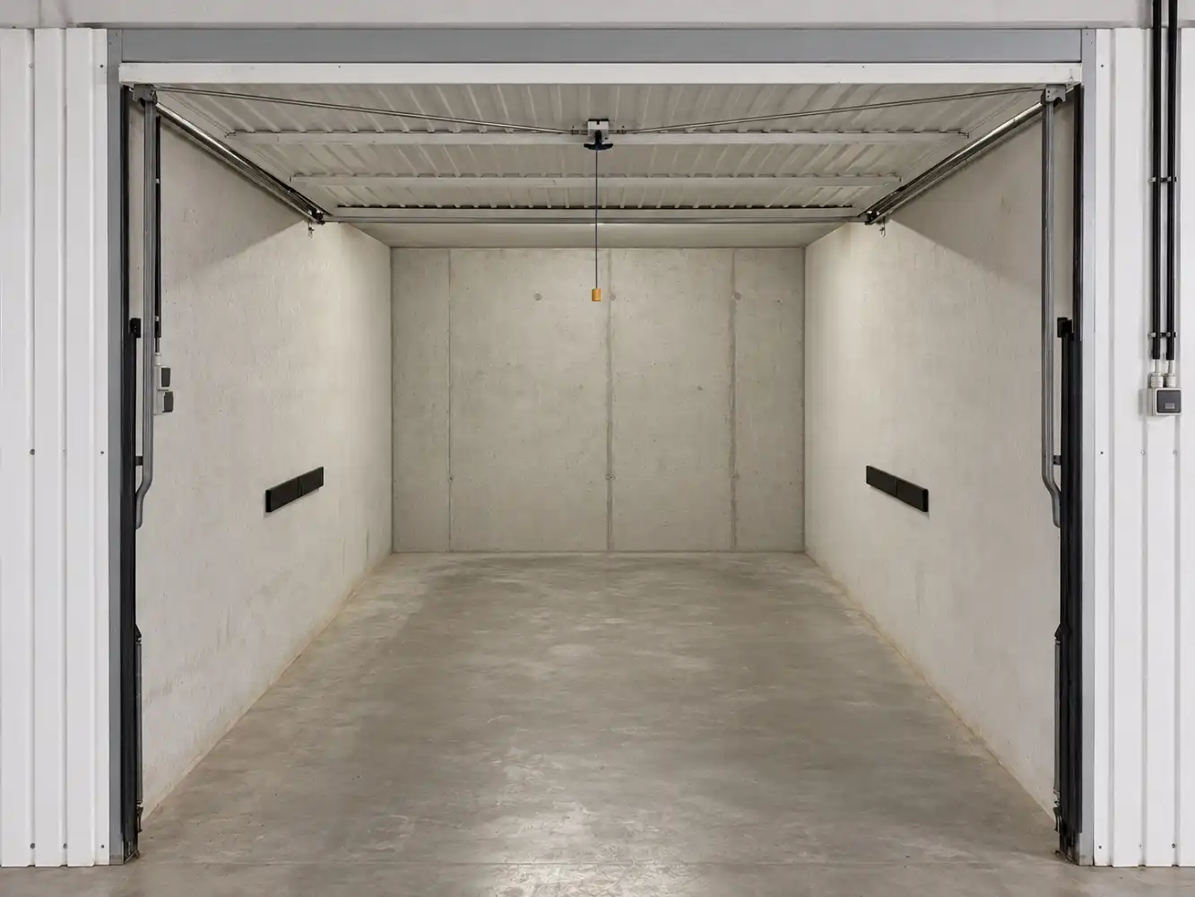 Ruime gesloten garagebox foto 3