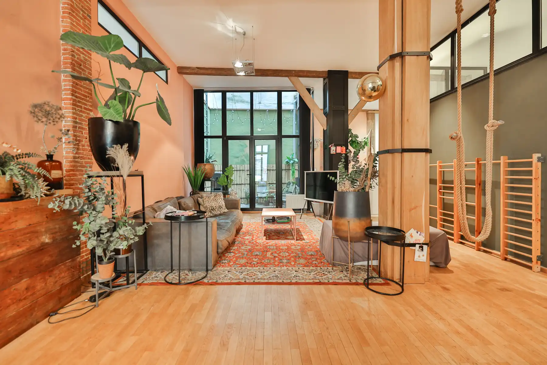 Stoer, warm en verrassend ruim — Loftgevoel met buitenruimte foto {{pictureIndex}}
