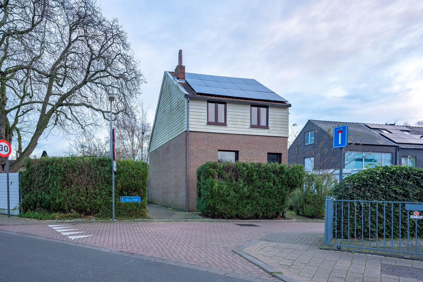 Hoofdfoto van de publicatie: Halfopen bebouwing met 2 slaapkamers, ruime oprit en tuin!