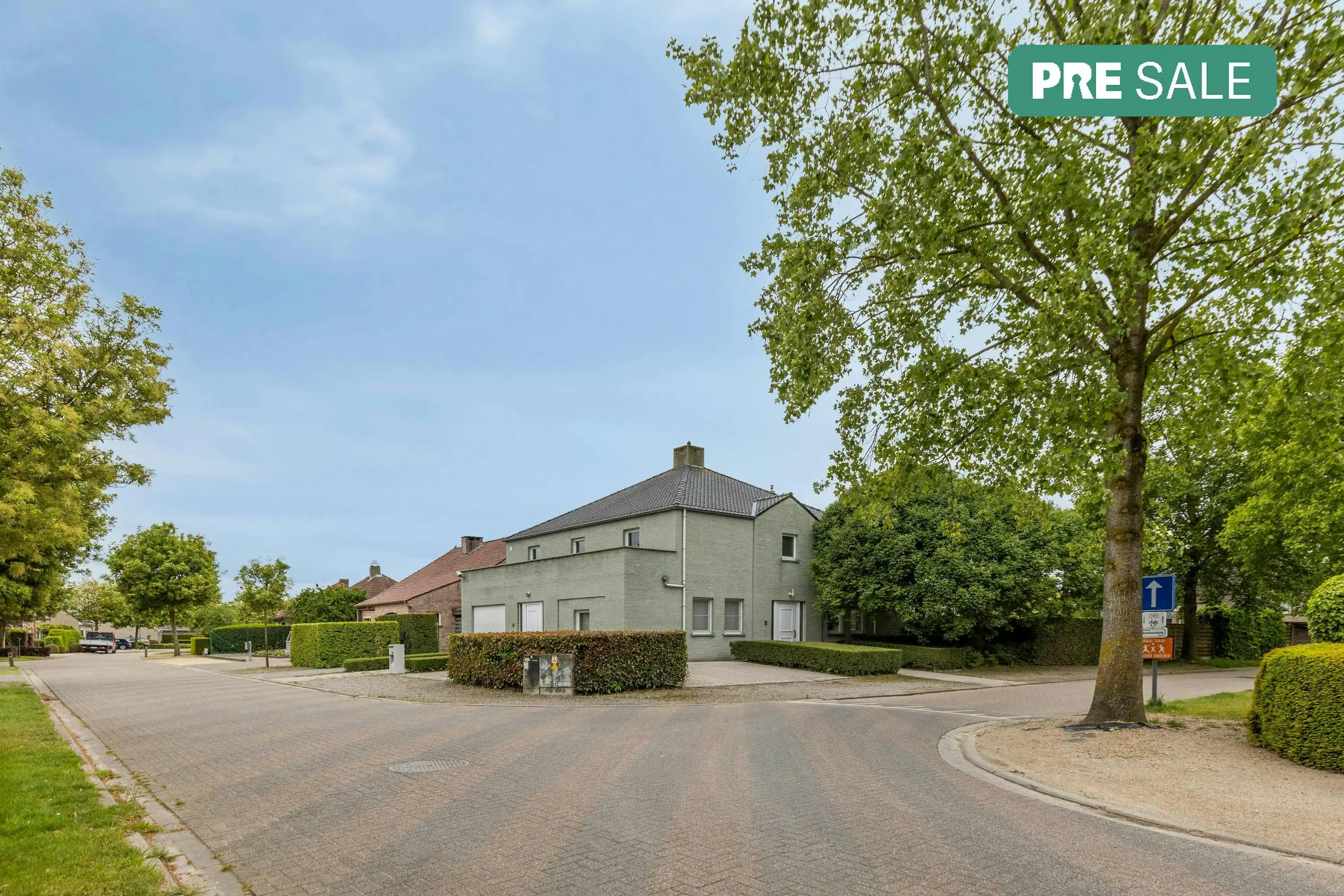 Ruime dokterswoning met praktijk te koop in Hoogstraten foto {{pictureIndex}}
