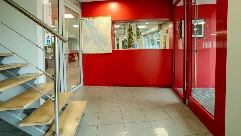 Magazijn met kantoren te huur langs E34 in Beveren foto 3