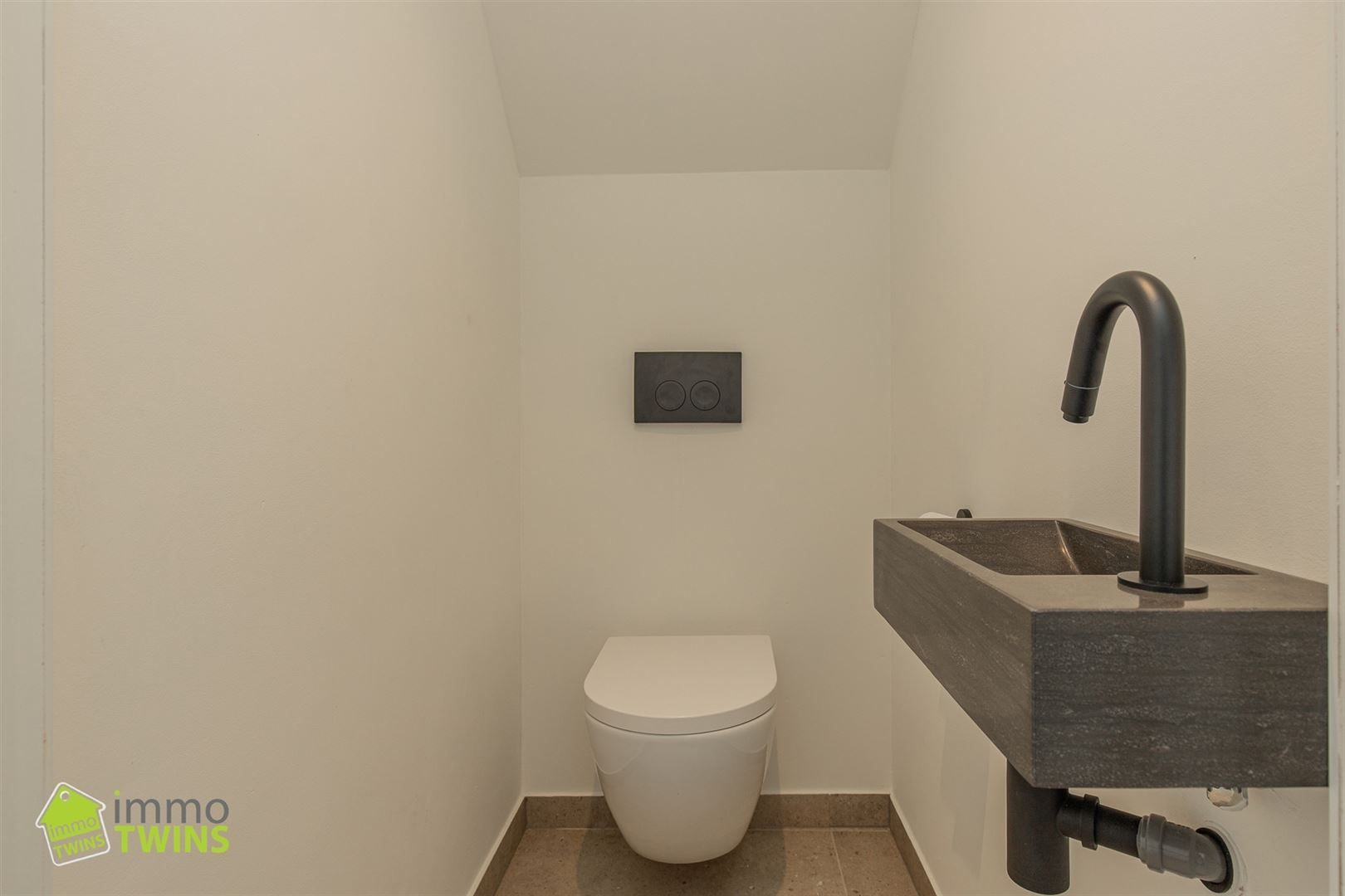 Totaal gerenoveerde, instapklare woning in hartje Beveren foto 20