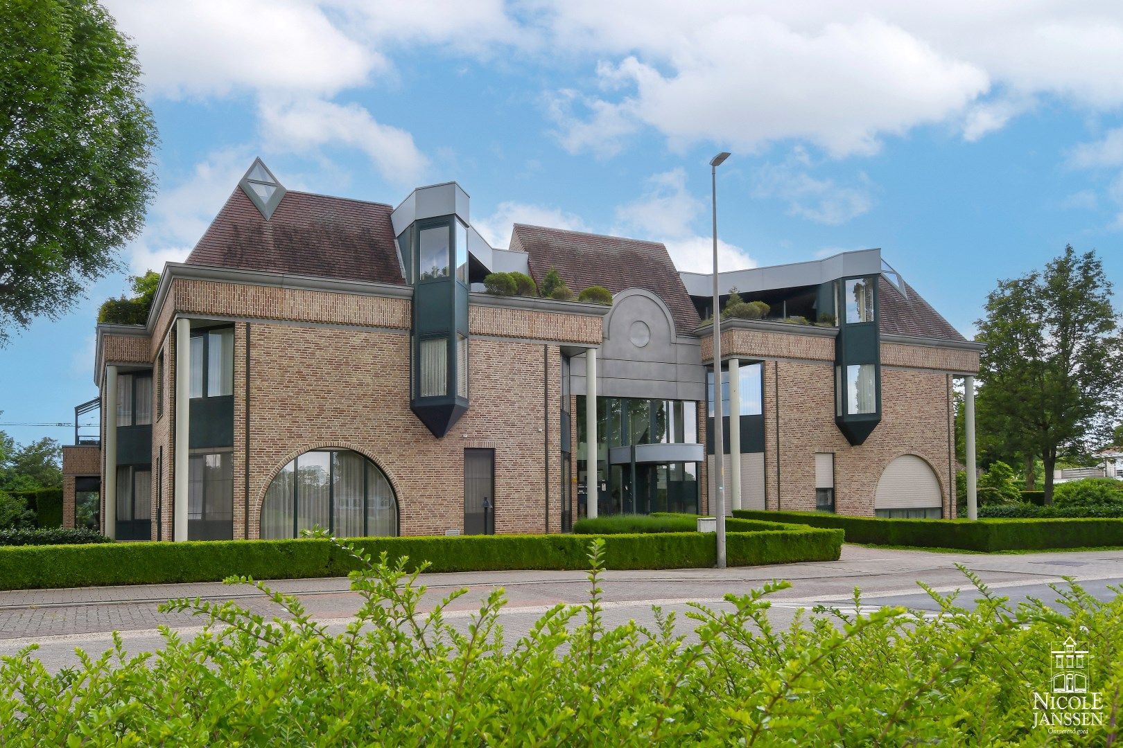 Gelijkvloers luxe appartement van ca. 271m² met royaal terras dichtbij het centrum van Maaseik.  foto 1