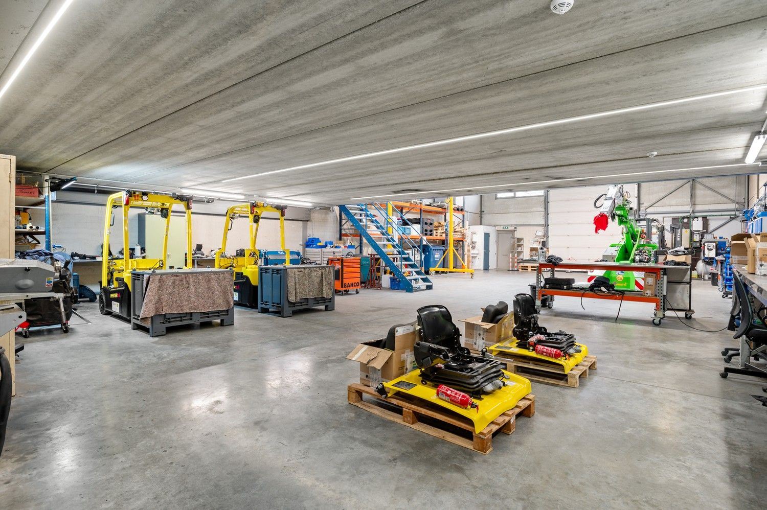 Functioneel magazijn met kantoorruimte en parkeergelegenheid op toplocatie! foto 5