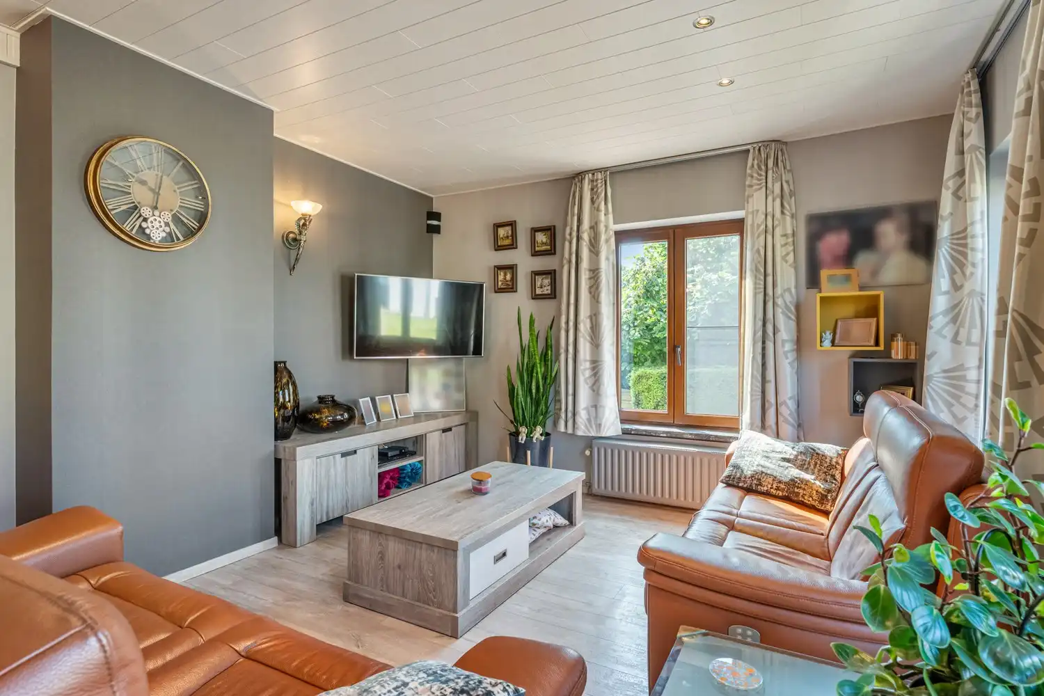 Degelijk onderhouden gezinswoning met 3 slaapkamers, volledig onderkelderd en mooie aangelegde tuin op een perceel van 5a96 ca! foto 6