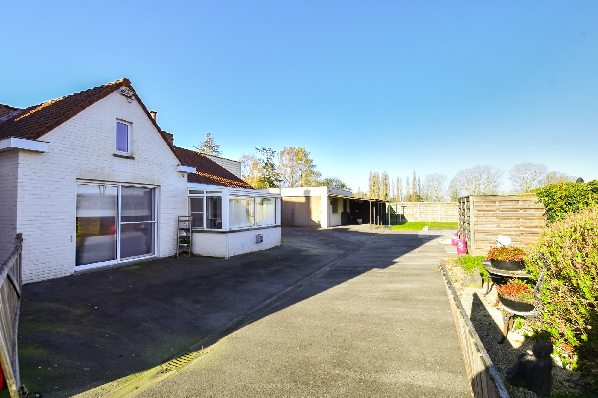 Ruim polyvalent handelspand met 4 slpk,  WINKELRUIMTE,  WONING en PARKING vooraan. foto 3