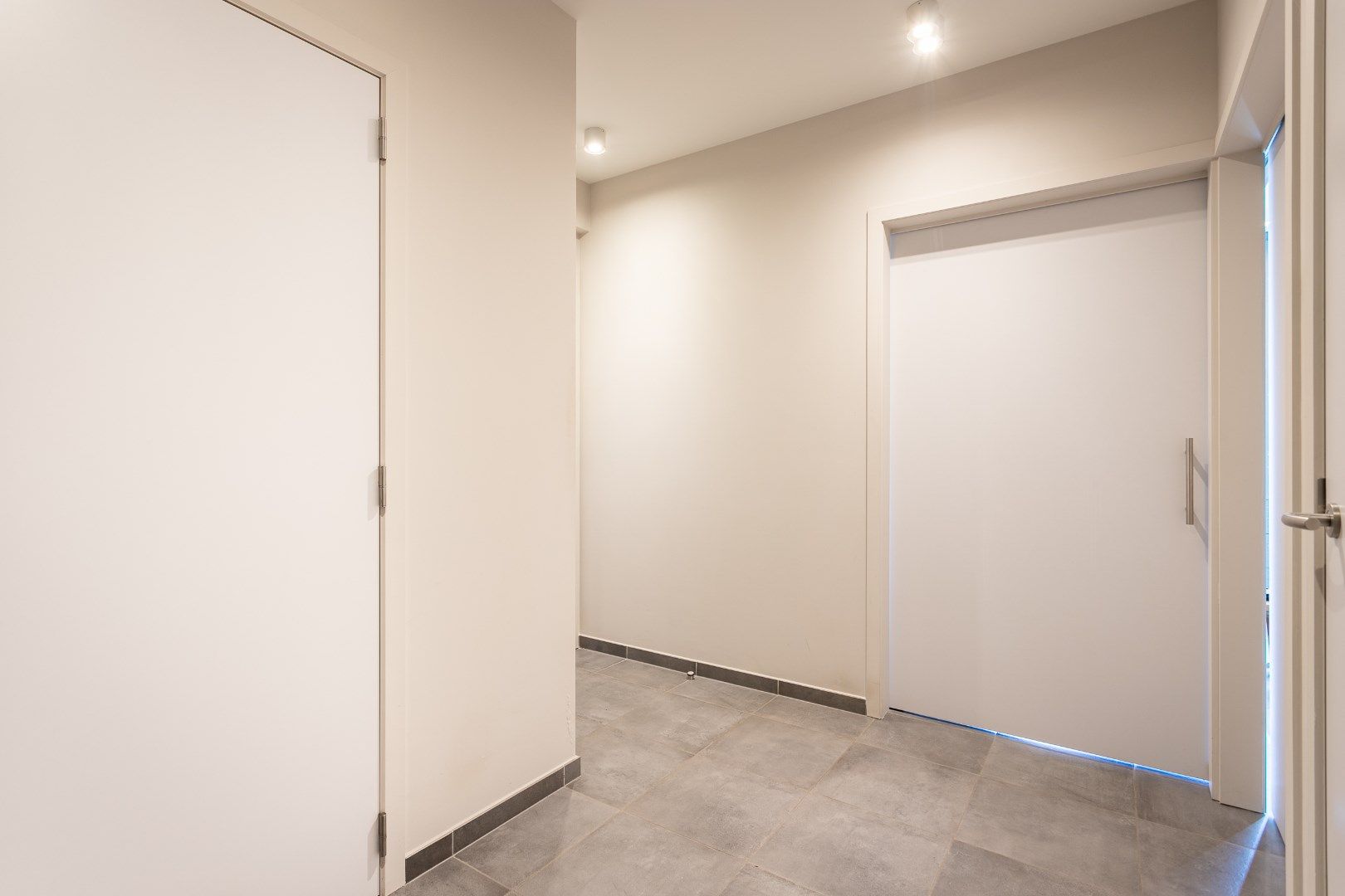 Moderne assitentiewoning met ruim terras en autostaanplaats foto 12