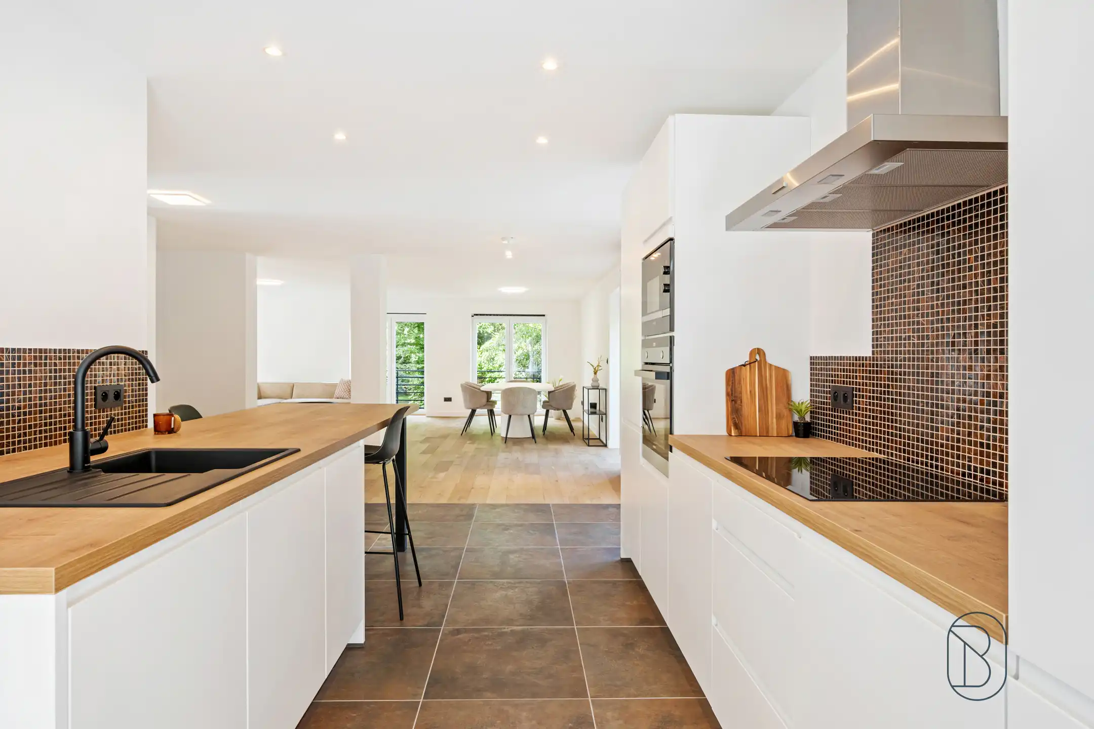 Volledig gerenoveerde woning met 3SLK,2BDK en dubbele garage foto 5