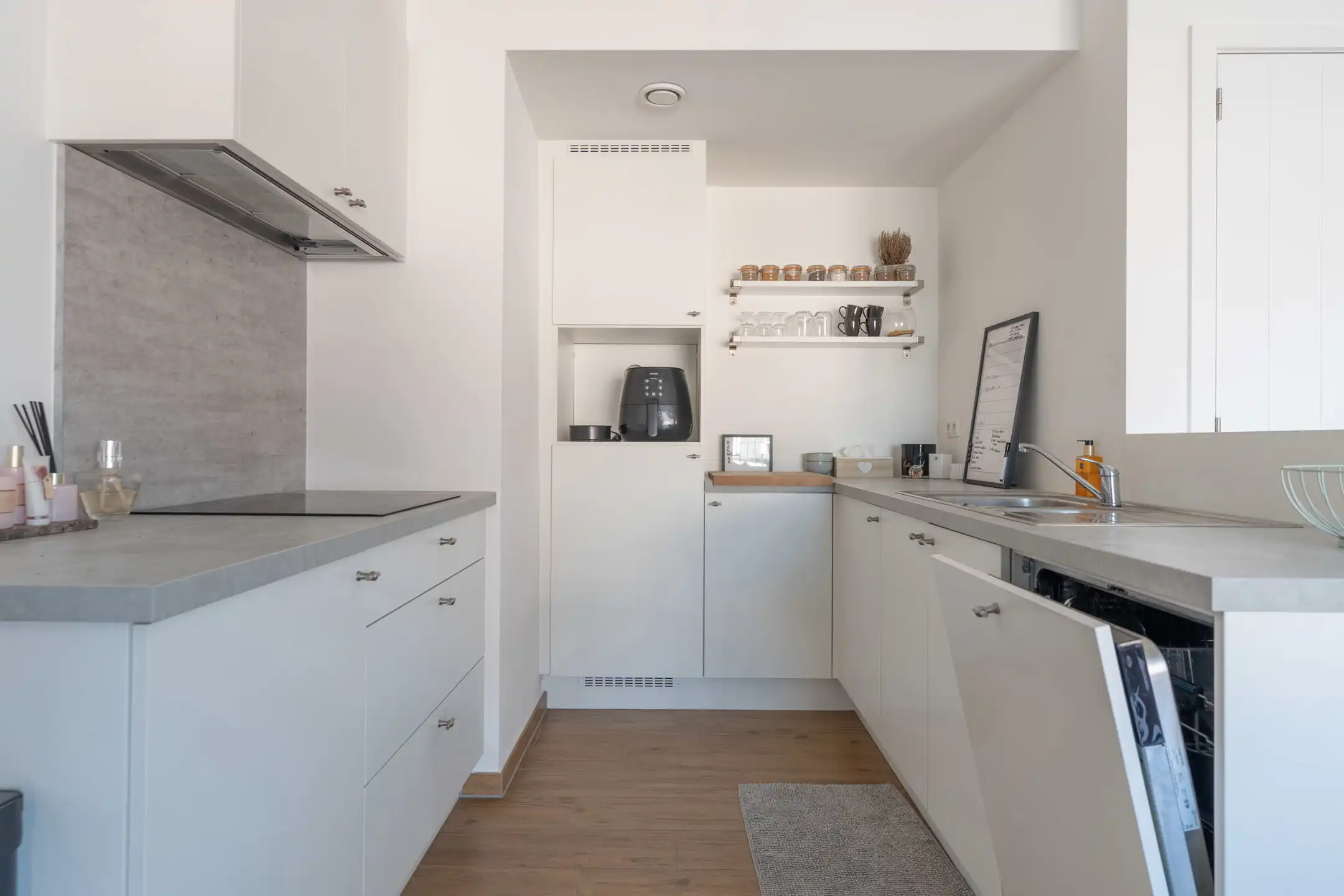 Modern 2-slaapkamer appartement met terras en staanplaats. foto 5