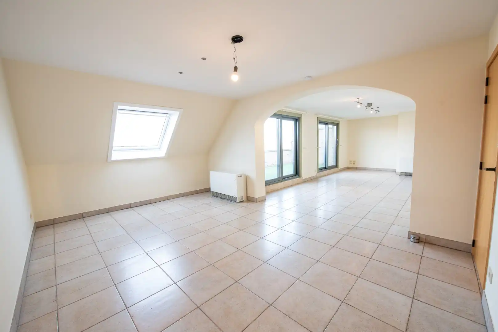 TE KOOP: Ruim duplex-appartement met 3 slaapkamers met groot terras in centrum Zulte! foto 3