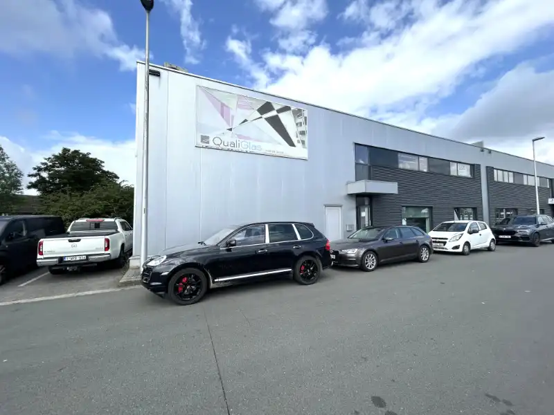 Bedrijfsgebouw van ca. 700 m² + mezzanine + kantoren en buitenopslag op topligging foto 2