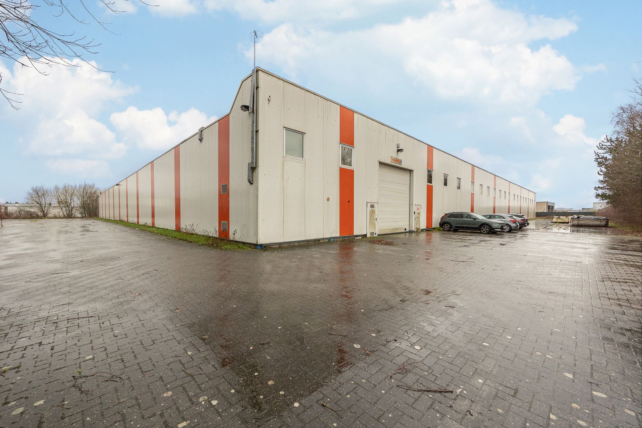 Magazijnen te huur met kantoor foto 11