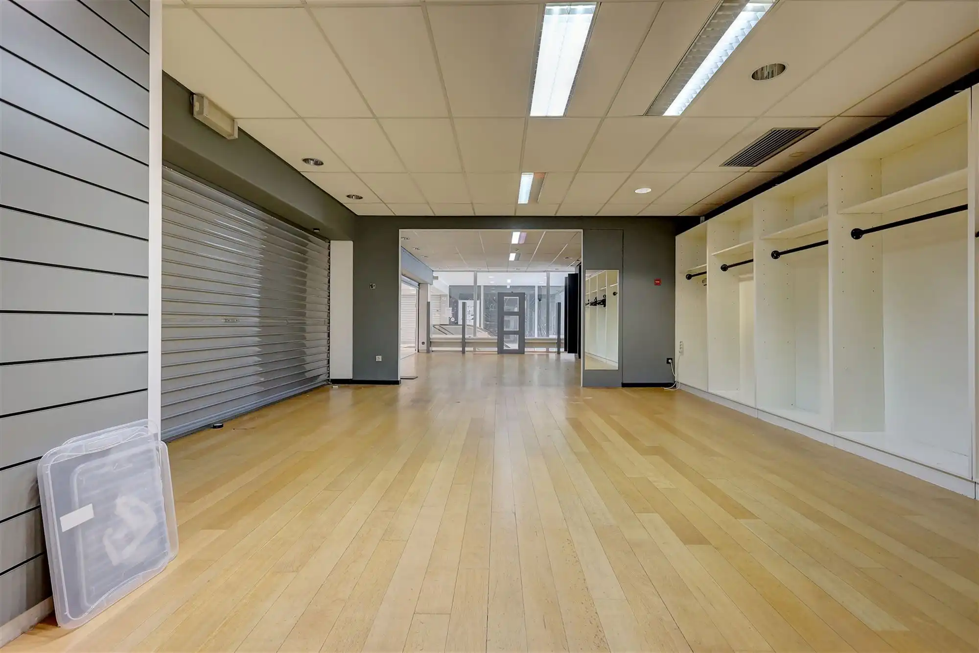 Ruim handelspand op een commerciële locatie op de Bist in Wilrijk foto 4