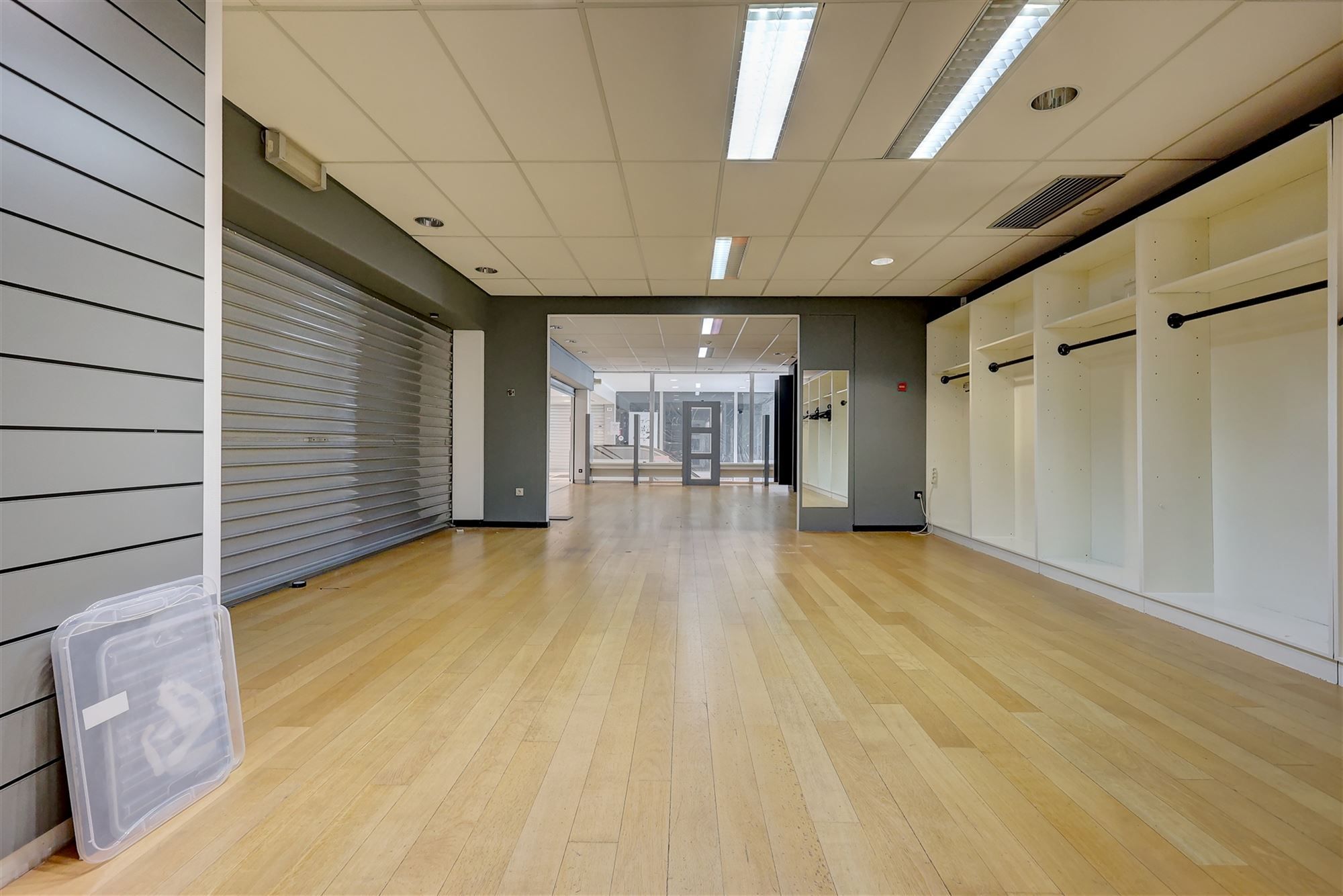 Ruim handelspand op een commerciële locatie op de Bist in Wilrijk foto 4