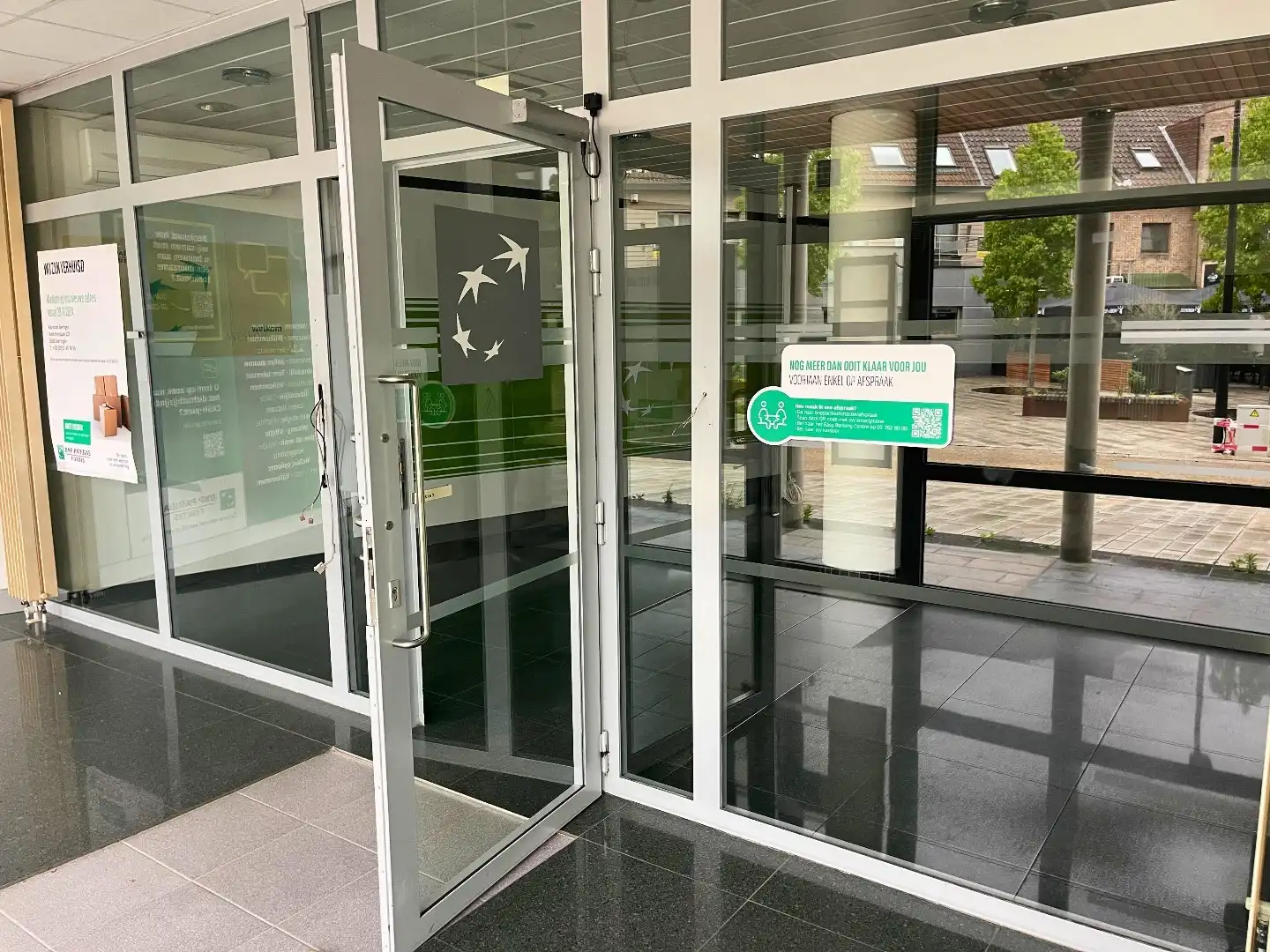 Handelsgelijkvloers 433m² met 3 parkings en kelder op commerciële topligging foto 2