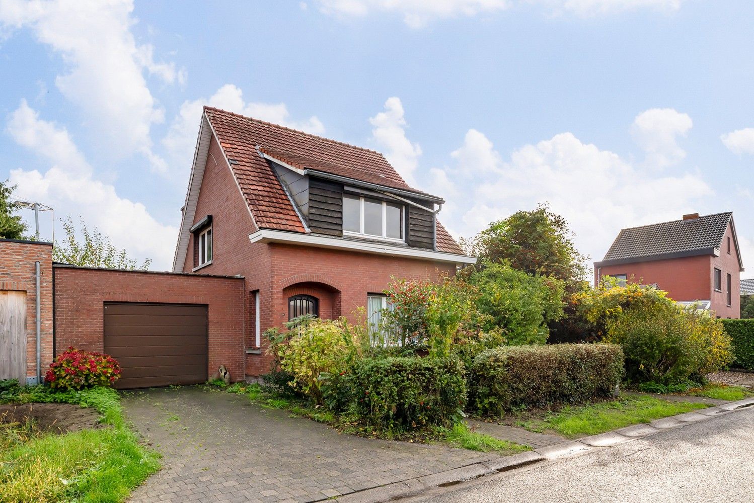 Halfopen bebouwing met garage in doodlopende straat foto 2