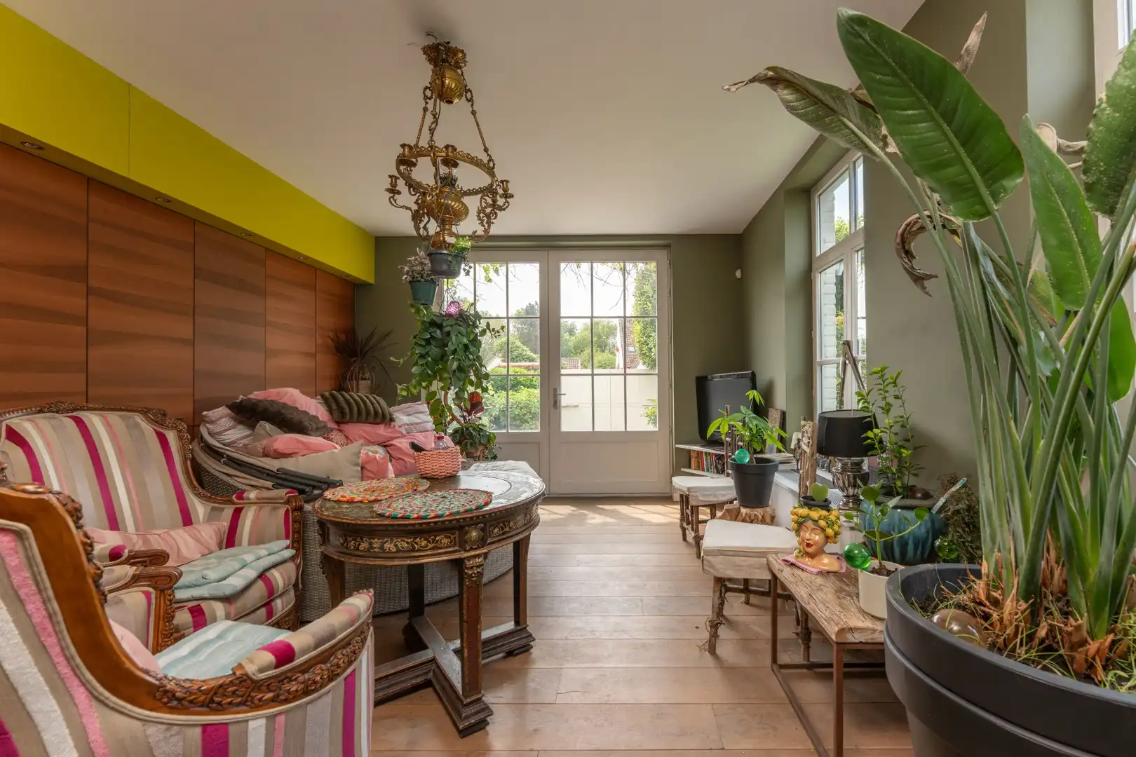 Charmant historisch handelspand met woonst en appartement op de Markt van Damme foto 15