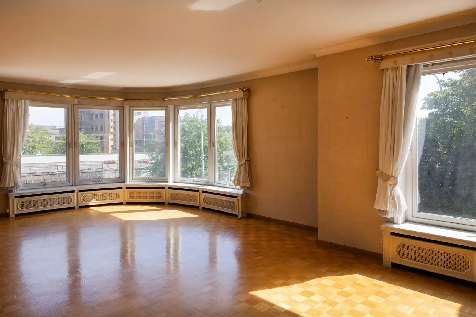 Ruim, te renoveren, appartement met 4 slpks en grote garage. foto 3