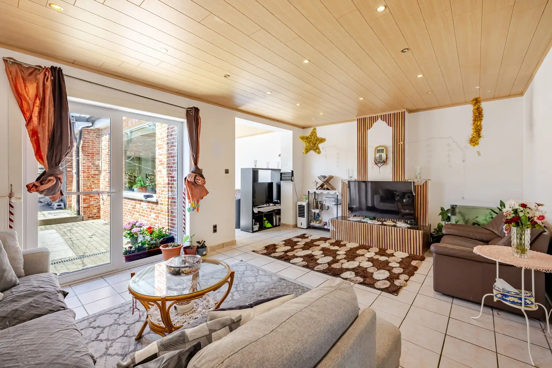 Ruime gezinswoning met grote tuin in Burst foto 2