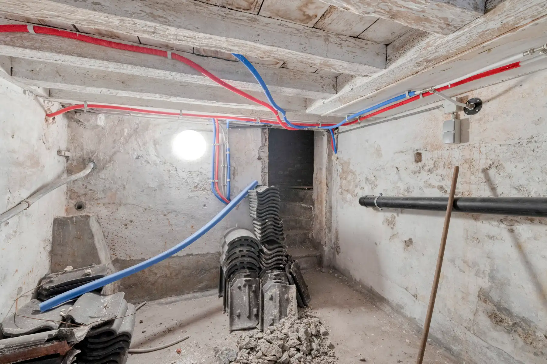 Gerenoveerde (2010) burgerwoning met dubbele garage foto 28