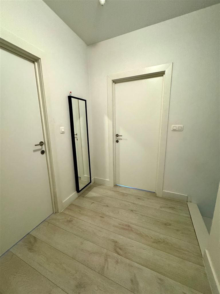 Prachtig duplex-appartement met 3 ruime slaapkamers, groot terras en aparte garage, rustig gelegen nabij het centrum van Maaseik. foto 9